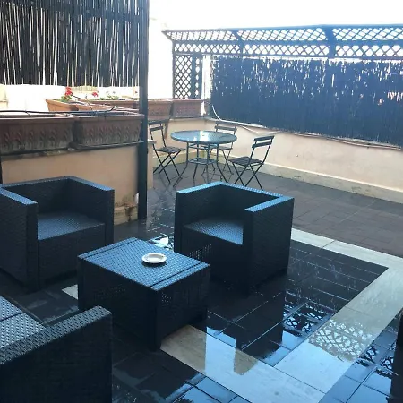 H Ton 10 Con Terrazza Apartment