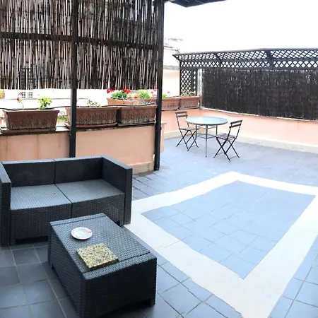 H Ton 10 Con Terrazza Apartment
